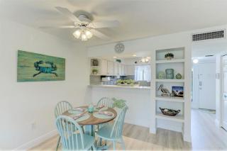 Resort Style Condo by the Beach with Heated Pool at Runaway Bay - Bradenton Beach - 2