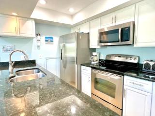 Two story condo with ocean on one side and bay on other only steps away - Bradenton Beach - 4