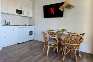 Relaxing, ocean view apartment with fast Wi-Fi - 2