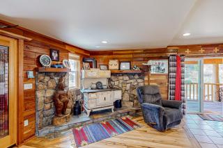 3BR Rustic Cabin with 2 Decks and Hot Tub - 6