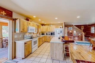 3BR Rustic Cabin with 2 Decks and Hot Tub - 4