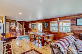 3BR Rustic Cabin with 2 Decks and Hot Tub - 1