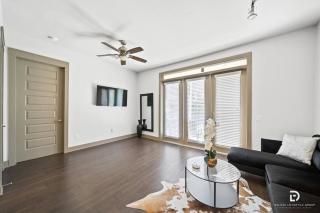 Downtown Houston Deluxe King Suite with Spa Amenities, Pool and Free Parking - Houston - 9