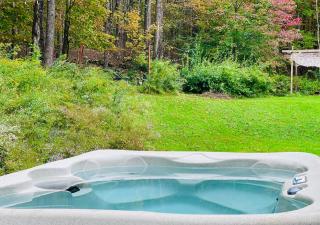 Cozy Cottage with Jacuzzi and Fire Pit and Reading Nook! - Livingston Manor - 0