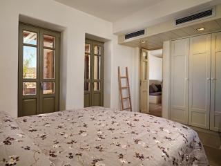 Themonies Luxury Suites - 6