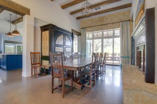 Pool and Covered Patios Sprawling Austin Estate! - Austin - 2