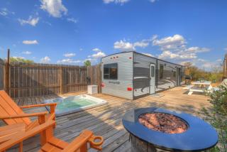 Lucinda Luxury RV with Hot Tub - Fredericksburg - 8