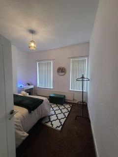 Business Friendly 2BR House Sleeps 5, Wi-Fi, Workspace & Free Parking - Mánchester - 1