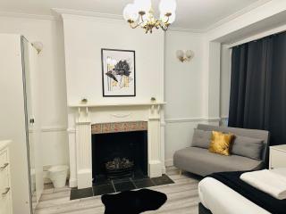 Lovely 4 Bedroom House with 2 Bathroom, Garden and Private Parking - 3