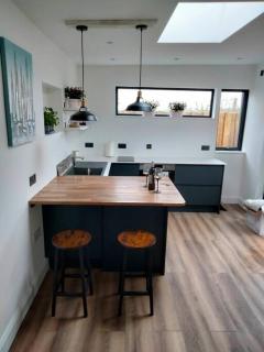 Modern cosy apartment walking distance to many cove beaches and coast path walks as well as the famous Helford river - 3