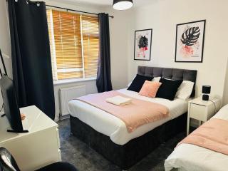 Lovely 4 Bedroom House with 2 Bathroom, Garden and Private Parking - Thornton Heath - 1
