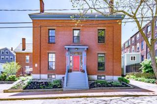 Historic Corner Apartment with patio & off street parking - Portland - 0