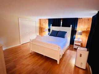 Historic Corner Apartment with patio & off street parking - Portland - 9
