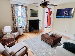 Historic Corner Apartment with patio & off street parking - Portland - 5
