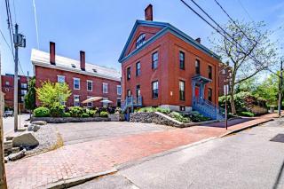 Historic Corner Apartment with patio & off street parking - Portland - 1