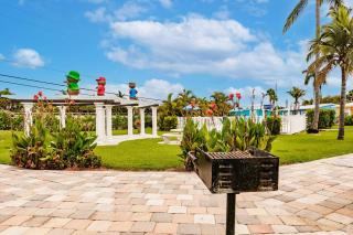 Poolside King Cottage with Kitchen - 10 Minutes to Beach! - 3