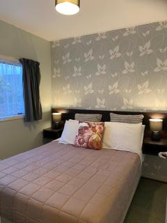 The Cozy Hutt Home - 6