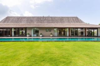 Luxury 5BR Retreat with Private Bar & Pool Near Canggu - Kerobokan - 3