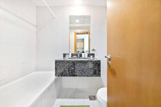 StoneTree - Furnished 1BR with Canal View - Dubai - 2