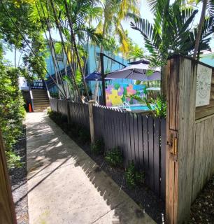 Duval Street Suite w parking and pool - Key West - 5