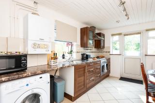 King Room with a shared Kitchen and bathroom in a 5-Bedroom House at Hanwell - Hanwell - 1