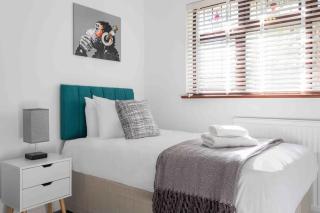 The Orange House Langdon Hills - 4