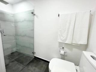 Modern apartment-1 block from El Poblado park - 1