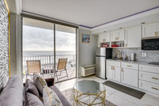 Cozy Florida Getaway with Pool Access and Ocean Views! - Daytona Beach - 1