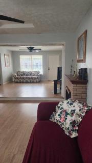 Cozy home with a backyard oasis! - Jacksonville - 7