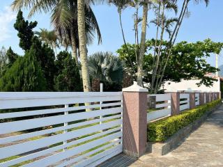 Casa agradável com piscina, a poucos passos da Praia - Peruíbe - 3