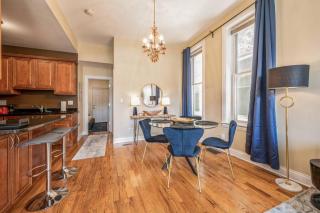 Lovely 2 Bed 3 Miles from DT w Free Parking - Chicago - 2