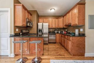 Lovely 2 Bed 3 Miles from DT w Free Parking - Chicago - 1