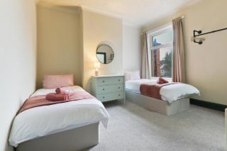 Home from Home 4 Bed - Ideal for Workers & Great for Groups, FREE Parking, Spacious, Pet Friendly Netflix - Kimberworth - 0