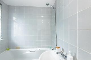Spacious en-suite in a 5-Bedroom House at Hanwell (2nd Floor) - Hanwell - 1