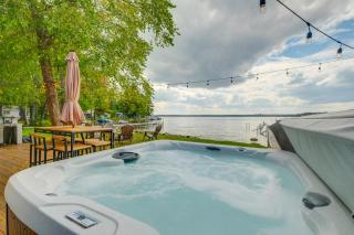 Kalkaska Retreat Private Hot Tub, Dock, Fireplace - 9