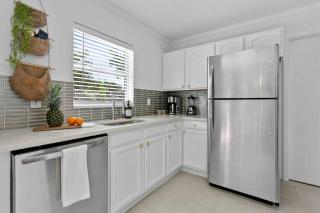 Sunny Palm Cottage W/ Hot Tub + Fire Pit + Grill + 10 to Beach! - Largo - 6