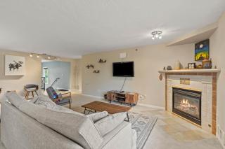 Modern Amenities Gas Fireplace Central Location - 8