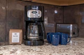 Modern Amenities Gas Fireplace Central Location - 4