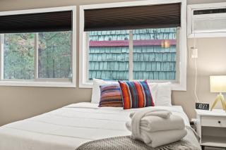 Modern Amenities Gas Fireplace Central Location - 1