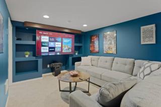 Theater Room Hot Tub 2 Living Rooms Fire Pit - Spokane - 6