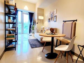 Spacious Unit at Uptown Parksuites across Uptown Mall and Mitsukoshi Mall FREE Parking with Washer - Manila - 8