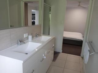 Spacious family home - Springfield Lakes - 8