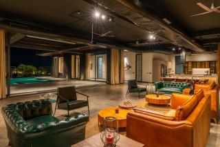StayVista's Anantam - Luxury 4BR villa with Huge Swimming Pool in Delhi - Nova Deli - 4