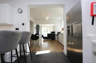 GLEN HURST by BOURNECOAST - A Modern Detached Town Centre Holiday Home with a Snug, Games Room and Garden - HB3114 - 1