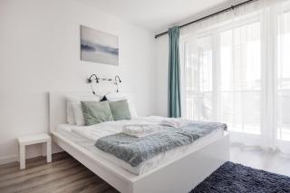 Modern Riverfront Apartment with Free Parking - 3