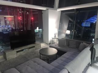 Amazing Skyline Views 3BR Duplex With Free Parking - 9
