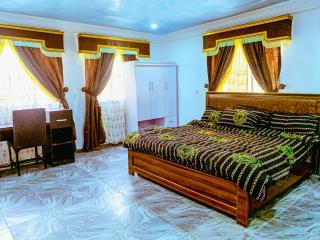 Lugbe Guest House by Select on Airport Rd, 3rooms, 3 King-sized Beds - 5