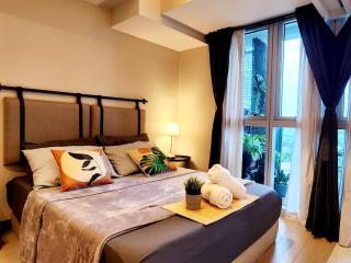 Cozy Minimalist Across Malls with Washer and Parking Near Airport - Manila - 0