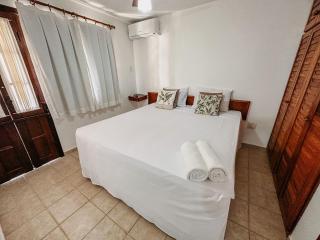 Casas com 2 suítes (ambas com ar split) e internet privativa 300MBPS, no Residencial Village do Bosque, condomínio com quiosques com churrasqueiras , piscina, sauna portaria 24hrs, a aproximadamente 200m da praia de Taperapuã Axé Moi - 8