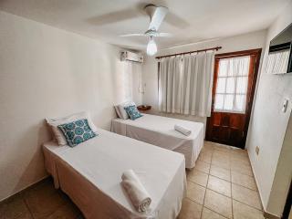 Casas com 2 suítes (ambas com ar split) e internet privativa 300MBPS, no Residencial Village do Bosque, condomínio com quiosques com churrasqueiras , piscina, sauna portaria 24hrs, a aproximadamente 200m da praia de Taperapuã Axé Moi - 5